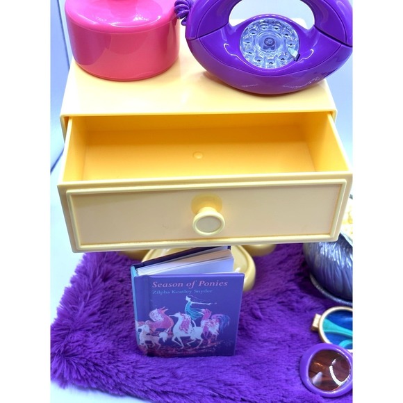American Girl Doll Julie Bedside Table Shag Rug Jiffy Pop Sunglasses - Picture 4 of 8